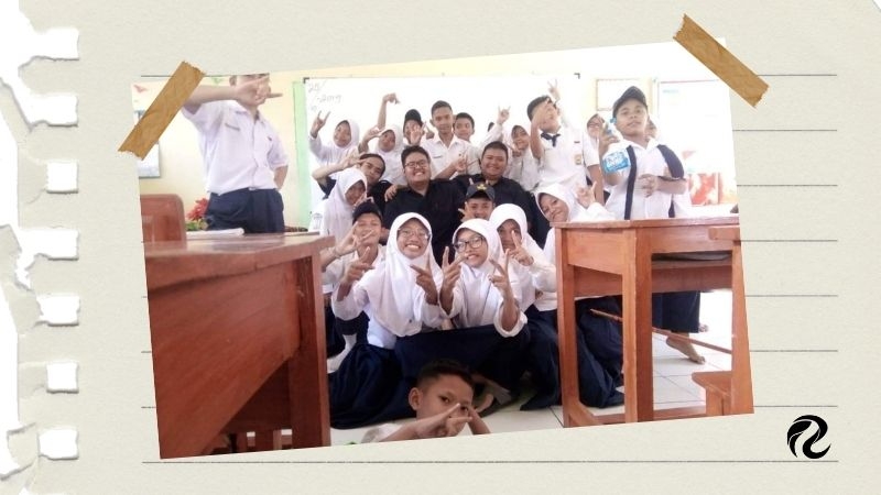 di belakang lensa kamera