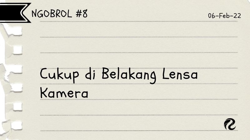 cukup di belakang lensa kamera