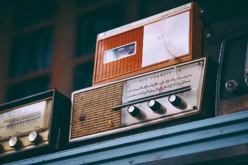 mendengar radio