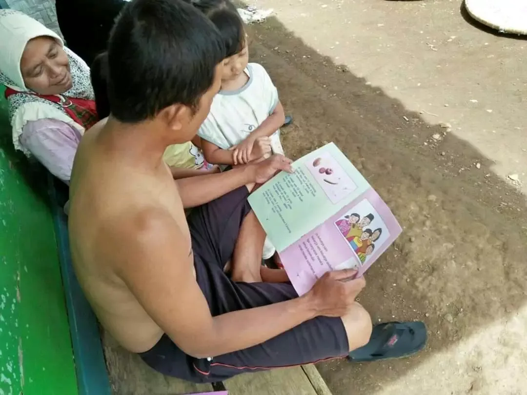 orang tua membaca