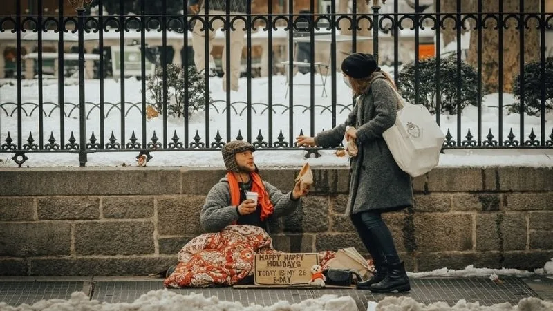 berbagi makanan pada yang membutuhkan